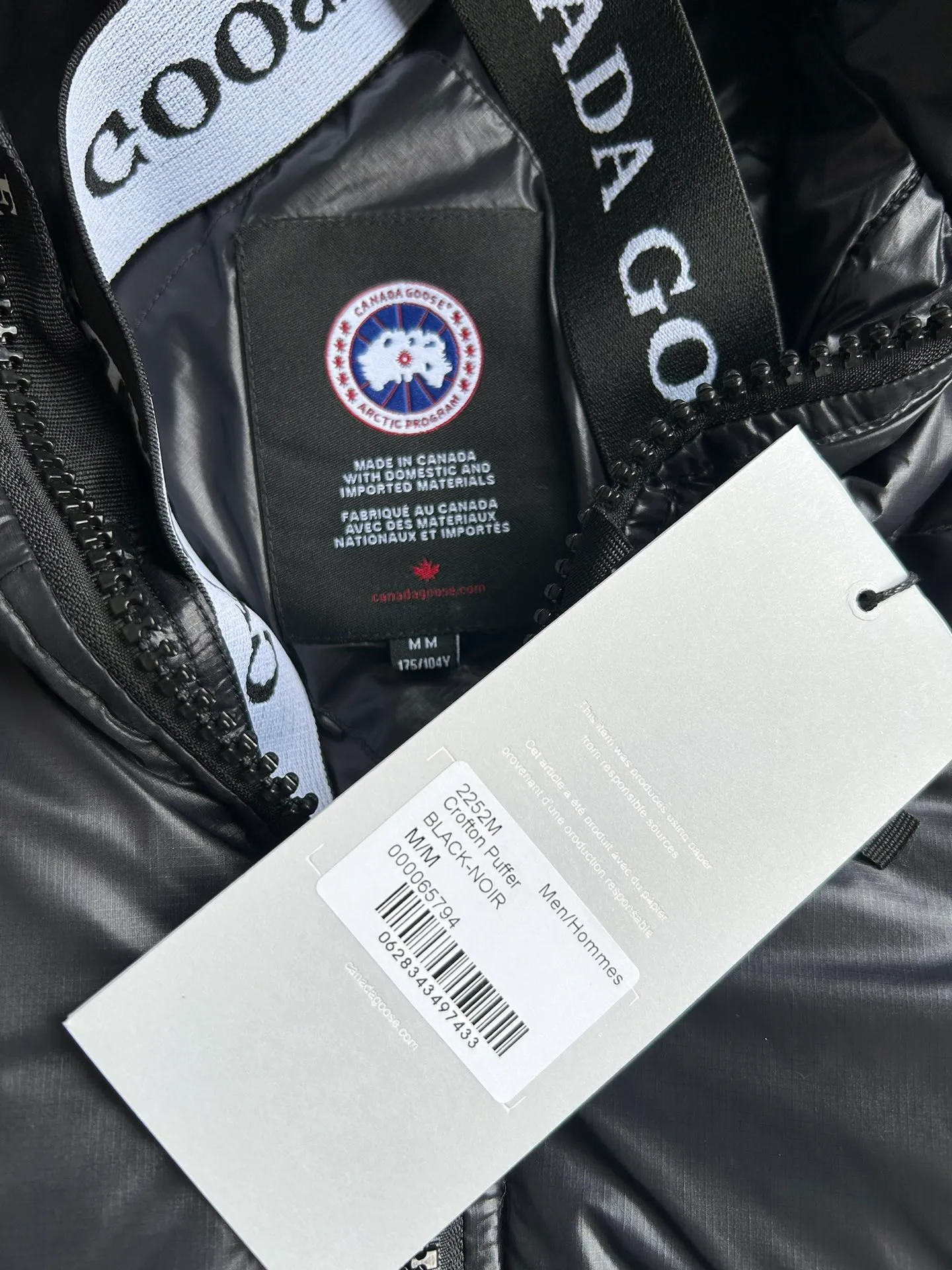 P820 ​​Black Red Label Style No.: Y111 𝘾𝘼𝙉𝘼𝘿𝘼 𝙂𝙊𝙊𝙎𝙀/Canada Goose 2023 Limited New Crofton Puff Down Jacket Pure Guangzhou Inspection 80 White Duck Down Filling‼  Top version, ceiling level‼ Crofton soft bread, the latest style in 2023, has a cold protection effect of up to level 4. It is made of recycled Feather-Light tear-resistant fabric. It is ultra-light and has no weight on the upper body at all! The unique black label highlights your temperament‼  Canada Goose, a Canadian brand, has always been recognized as the warmest down jacket. Various Instagram celebrities, Internet celebrities, and celebrities often wear it for street photos. I do Canada Goose every year, but I still can’t get rid of my love for geese. No matter how cold the winter is, there is no need to be afraid, because there are geese! Filled with 80% white duck down, Canada Goose is the legendary warmest down jacket and is known as a must-have for Arctic outdoor sports! The most popular down jacket in the world, celebrities are rushing to buy it, it is a must-have! Same style for men and women Size: S~XXL